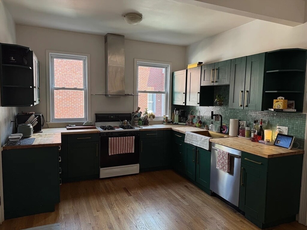Primary Photo - 133 Columbia St