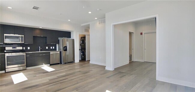 Building Photo - 1800 E 4th St