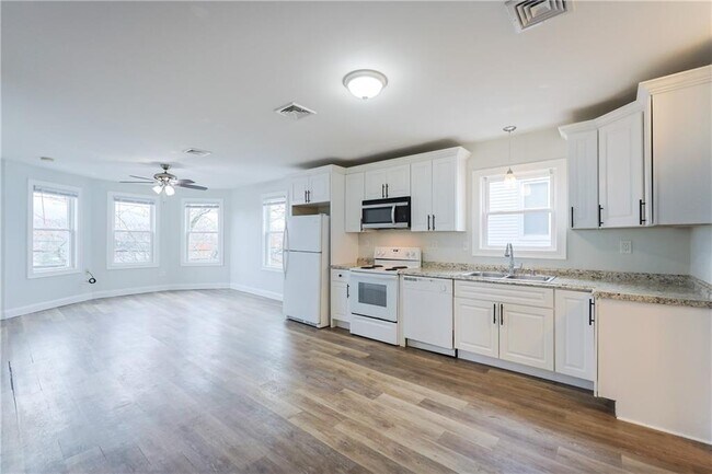 Foto del edificio - 214 Silver Spring St