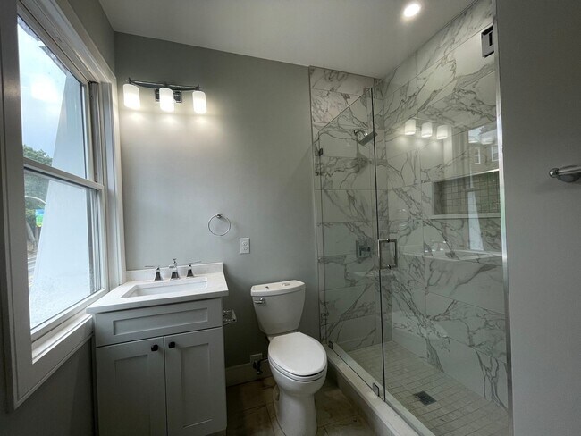 Building Photo - No Brokers Fee, In-Unit Laundry, Central Heat/AC,Recently Renovated,  Parking for Rent