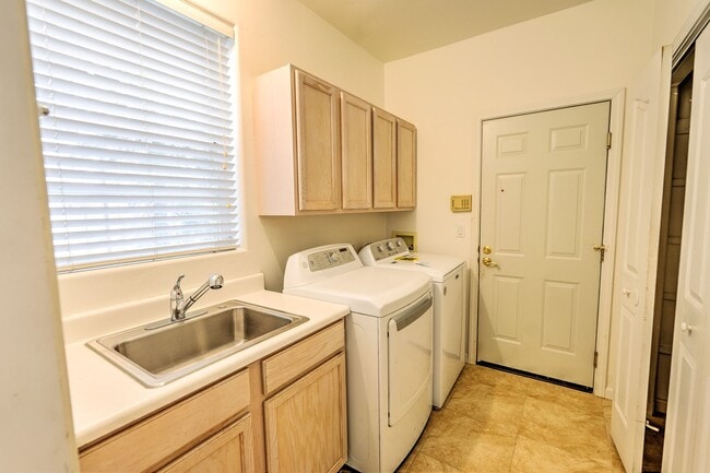 Foto del edificio - Large mountain home with 2 car garage and fenced in back yard.