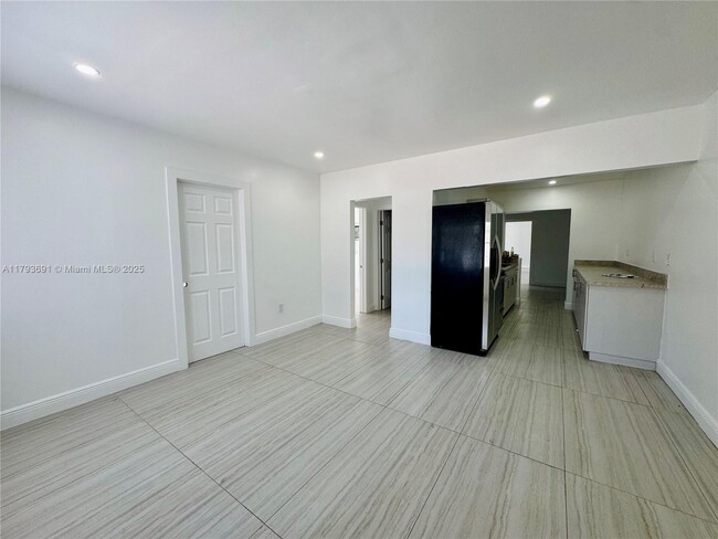 Building Photo - 1364 NE 145th St