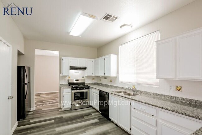 Foto del edificio - Now Available!