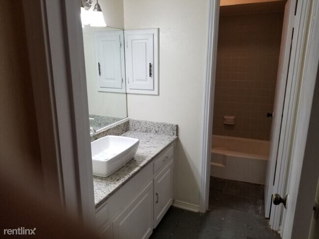 Building Photo - 2 br, 1 bath Condo - 904 S Weatherred Dr