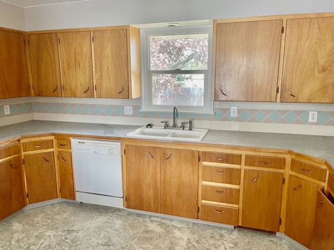 Building Photo - Alles Acres 5 Bedroom Beauty