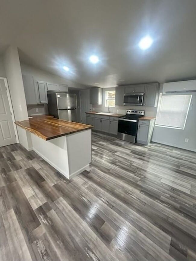 Building Photo - **3/2 Renovated manufactured home**
