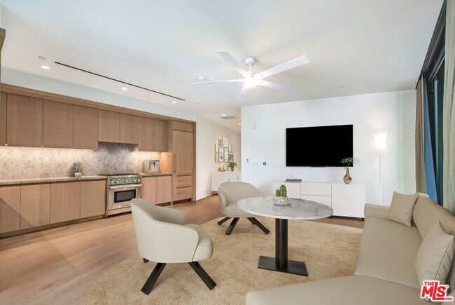 Foto del edificio - 8420 W Sunset Blvd