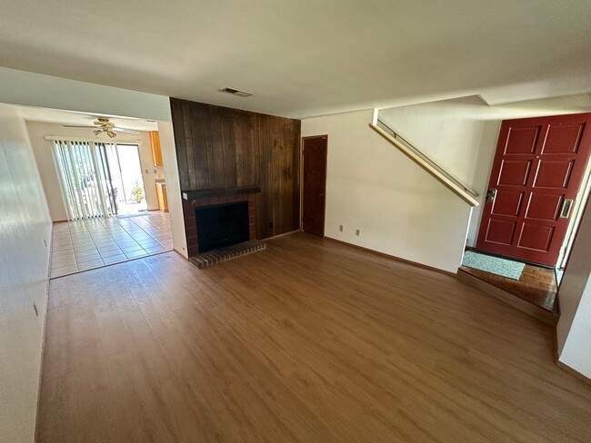 Foto del edificio - 2 Bed 1.5 Bath W/ Garage In Walnut Creek