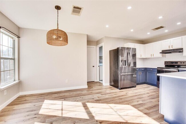 Building Photo - 1201 Del Roy Dr