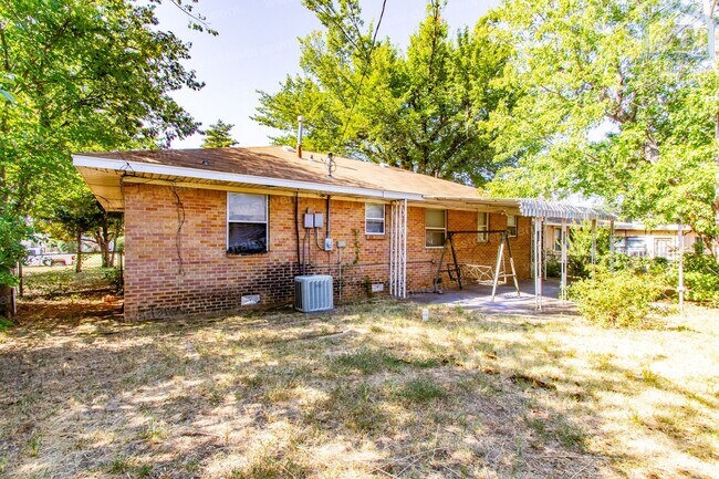 Foto del edificio - 2205 NW Smith Ave