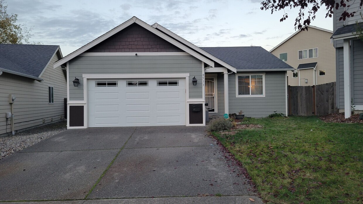 Foto principal - Amazing 3 br 2 bath ONE LEVEL home on full...