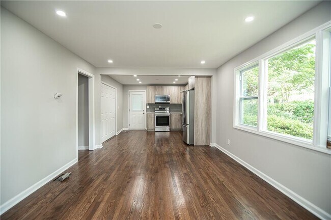 Building Photo - 537 Trabert Ave NW