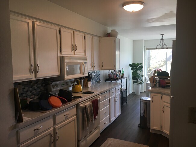 Kitchen 2 - 2572 14th Ave W