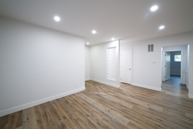 Foto del edificio - Shiny and NEW! Newly Reno'd 940 Sqft 2 Bed...