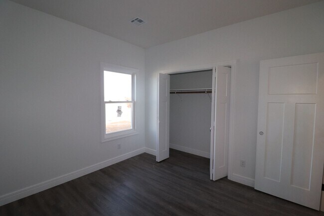 Building Photo - New duplex!