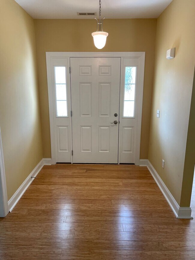 Foto del edificio - 3 Bedroom 2 Bath House With Bonus Room In ...