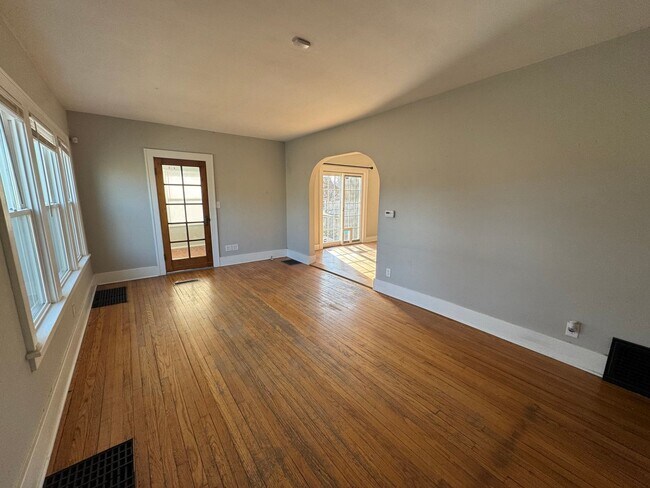 Foto del edificio - 3 bedroom 1 bath home with a sunroom in Davenport