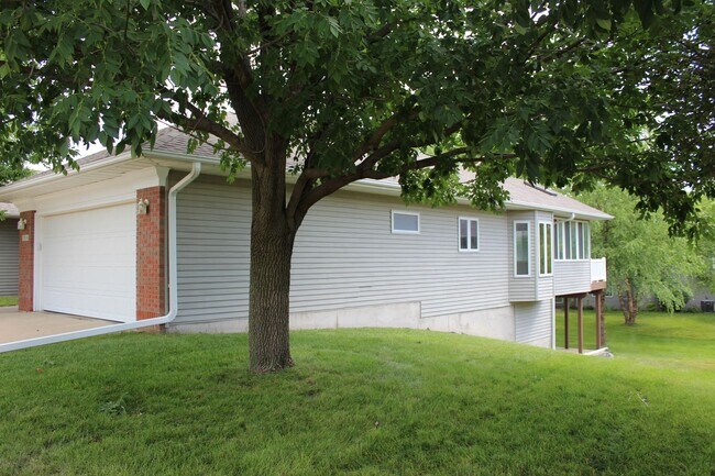 Foto del edificio - AVAILABLE JULY 2026!!! Incredible 3 bedroom, 2-1/2 bath duplex style condominium on Iowa City Eas...