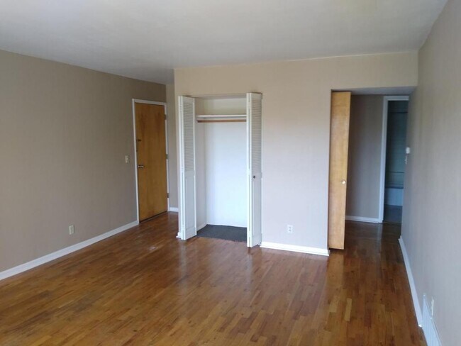 Building Photo - 728 St. Charles St #4