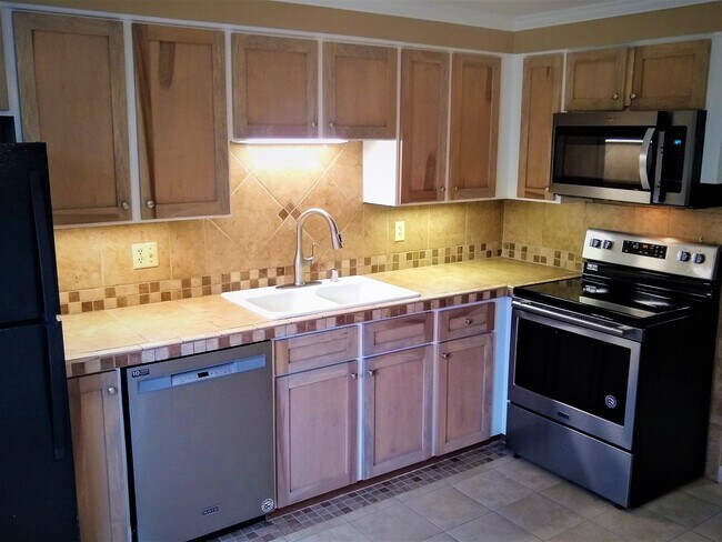 Building Photo - 601 Sutton Ln