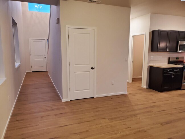 Foto del edificio - West Pasco Townhouse