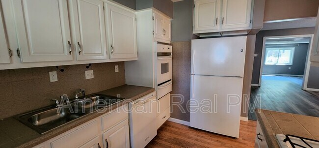 Building Photo - 855 Claver Ln