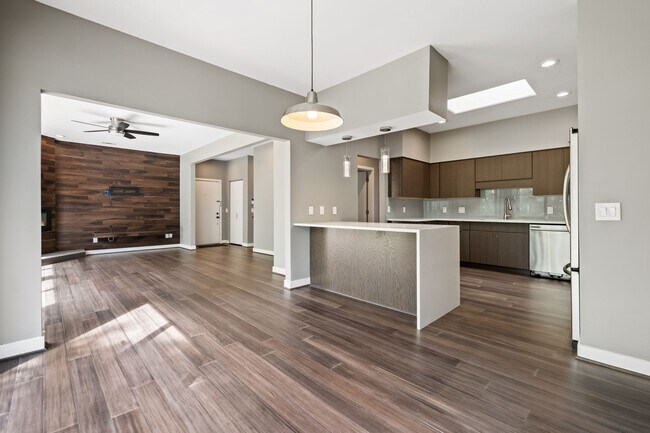 Foto del edificio - Beautifully Remolded 3 Bedroom + 2 Full Ba...