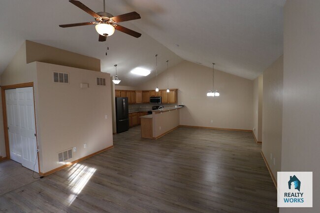 Building Photo - 2 Bedroom 1.5 Bathroom Open Concept Duplex!