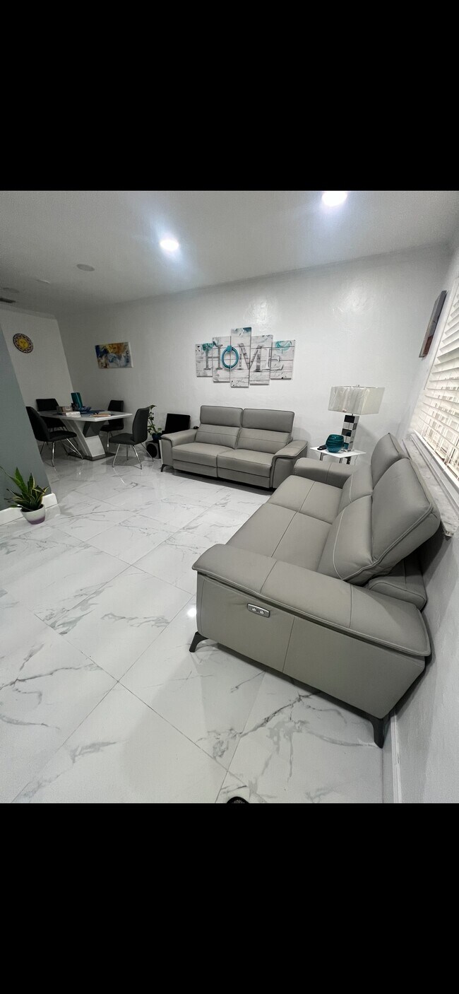 Foto del edificio - 3350 SW 23rd Ter