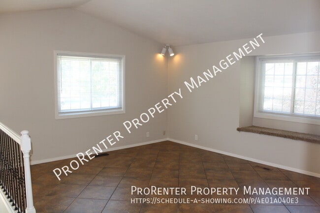 Building Photo - 4 Bed, 2 Bath Farmington Twin Home