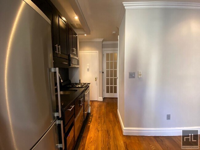 Building Photo - Sun-Filled Nolita 1-Bedroom with Classic C...