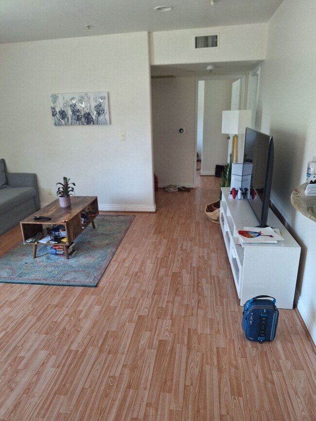 Foto del edificio - 2950 Montrose Ave