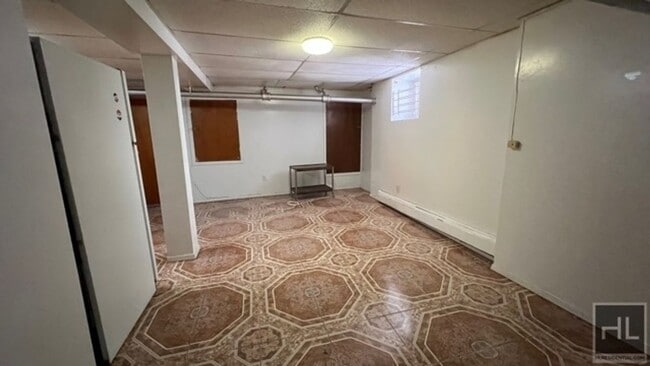 Foto del edificio - LARGE 1 BEDROOM  BASEMENT WITH WINDOWS  EA...