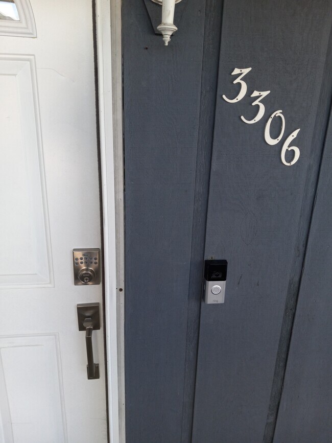 Front door w/ ring door bell and keyless entry - 3306 N Molleck Dr