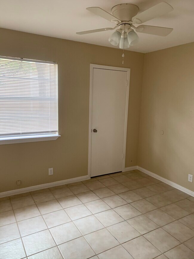 Building Photo - 301 Hedgewood Dr