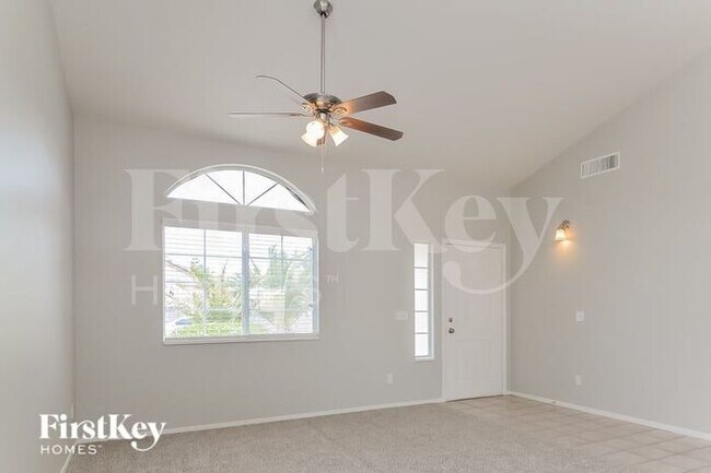 Building Photo - 127 E Tamarack Dr