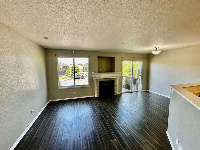 Building Photo - Available Immediately! Charming and cozy townhome in Thornton!