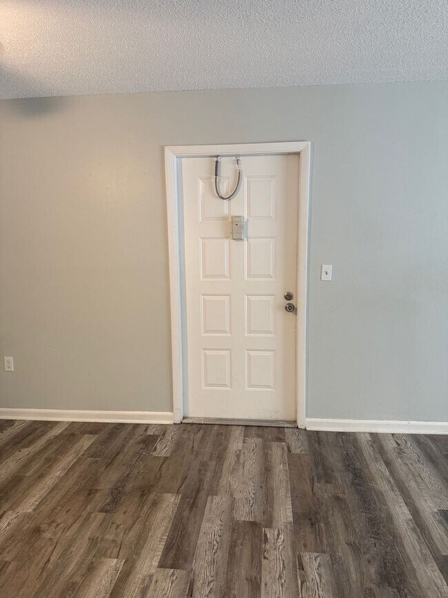 Building Photo - 1372 Pine Ridge Cir E