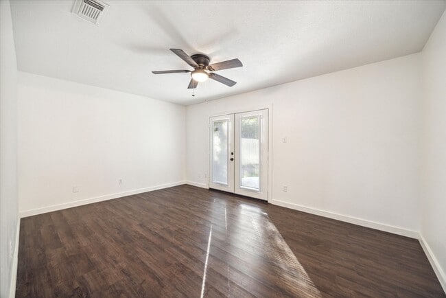 Building Photo - 100 W White Willow Cir