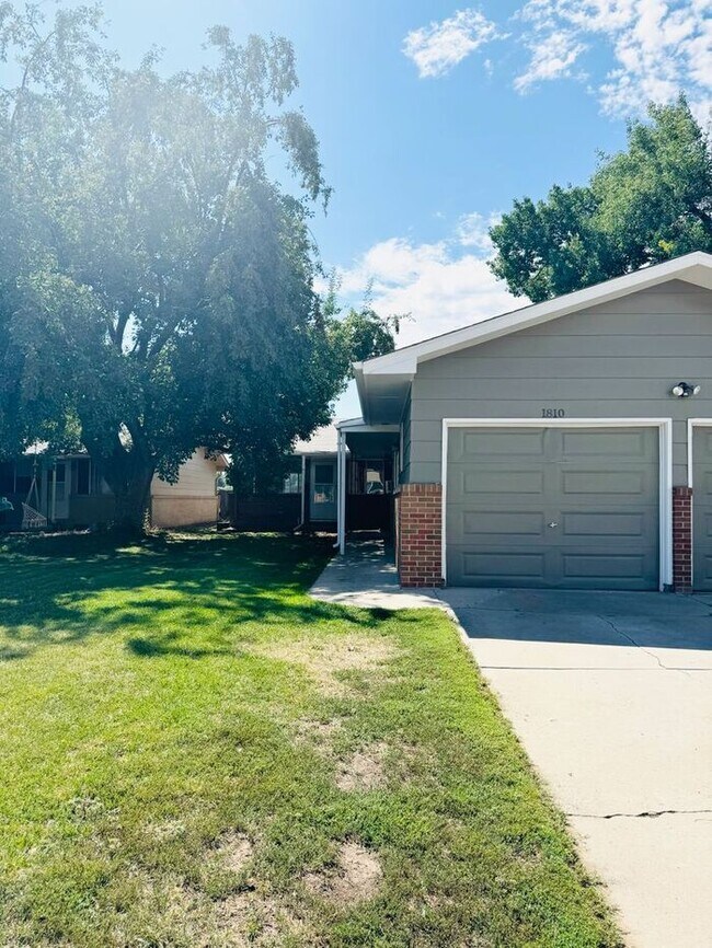 Building Photo - GREAT LOCATION! 2Bed, 1 Bath Bright and Sp...