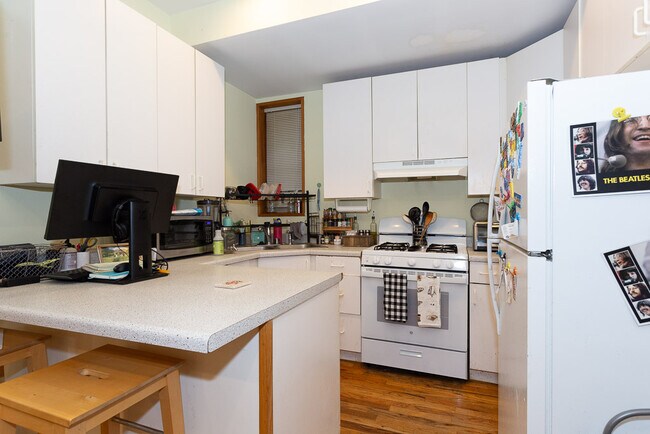 Foto del edificio - 1305 N Greenview Ave