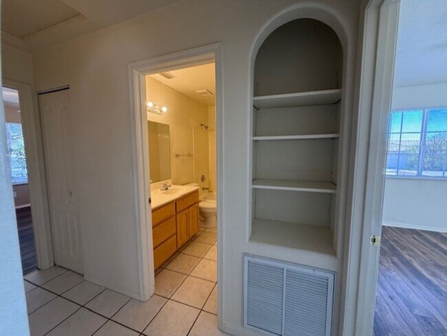 Foto del edificio - Occupied Do Not Disturb Tenant 3 Bedroom Plus Den & 2 Bath home Contact Property Pros Property Ma...