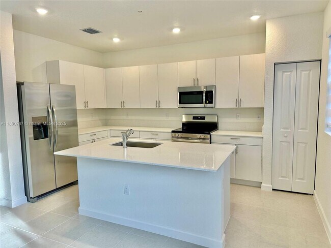 Building Photo - 114 SW 184th Ave