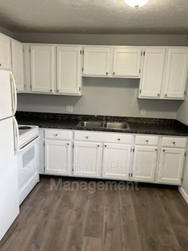 Building Photo - 857 Kerns Dr NE