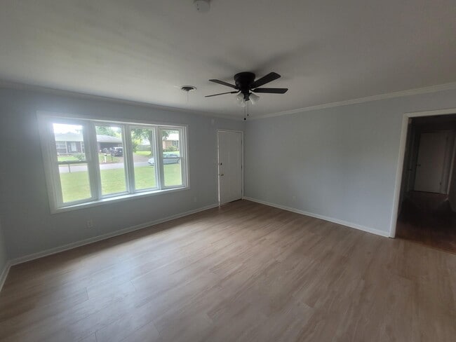 Building Photo - 2021 Greenbrier Rd
