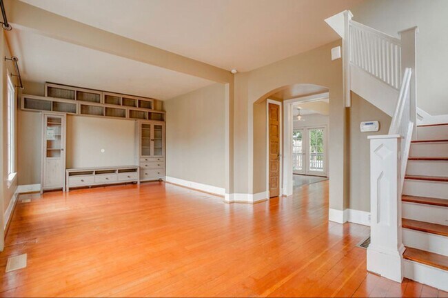 Building Photo - $1000 Off 1 months rent w/ move in by 12/15 - Welcome Home 3b/2.75ba in the heart of Ballard