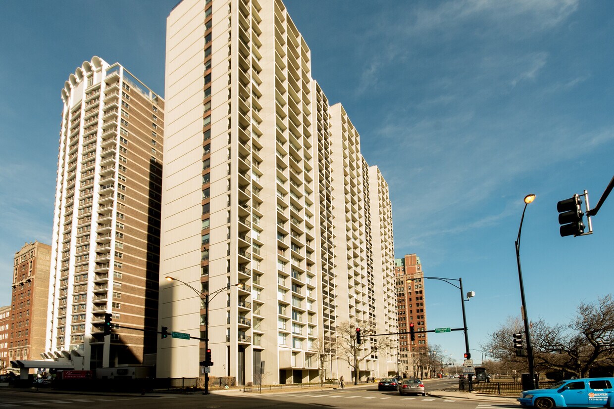Primary Photo - 3200 N Lake Shore Dr