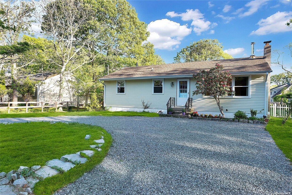 67 Hampton Rd, Hampton Bays, NY 11946 House Rental in Hampton Bays