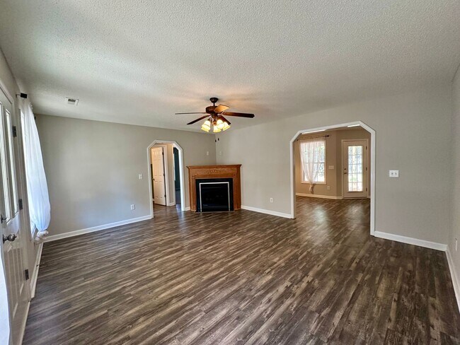 Building Photo - Williamsburg Subdivision!