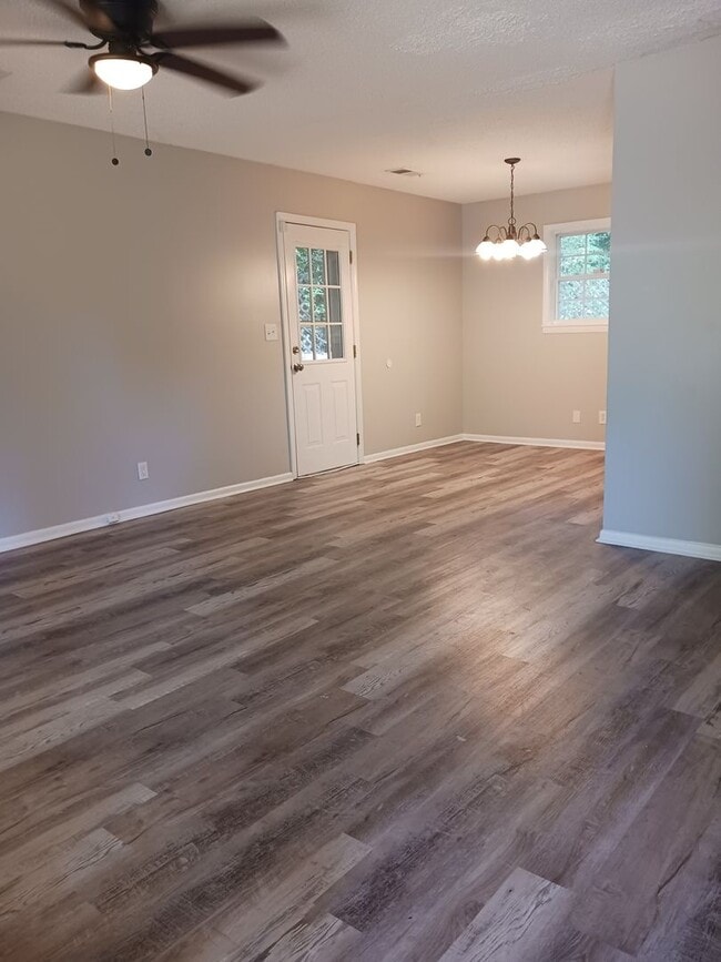 Foto del edificio - 4 Bedroom Home Available Now!